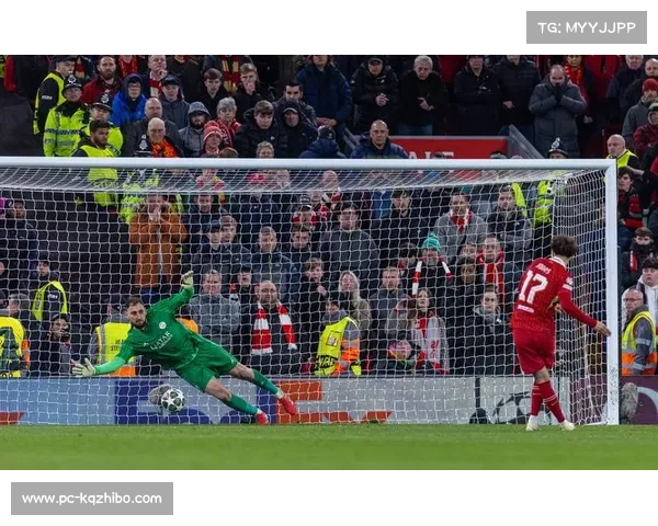 塔利亚菲科抢点打门击中立柱，巴黎客场险些扩大比分