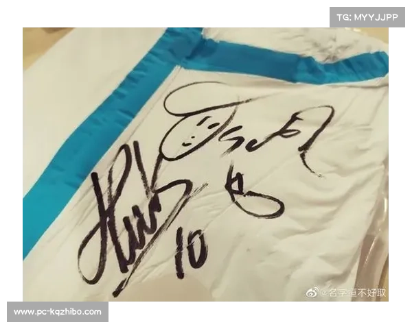 小维阿赛后与球迷合影，耐心签名半小时不离场